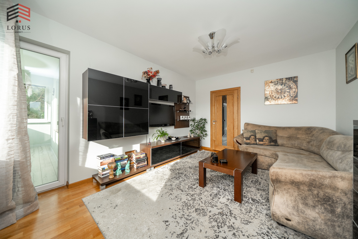 Image 10 of 28
